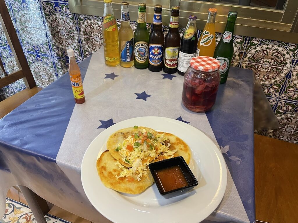 Mesa con bebida y plato de comida de Restaurante de Bar La Andaluza